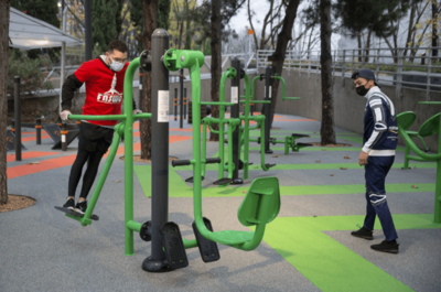 运动爱好者的新宠 巴黎户外健身房，竟藏着中国“银发智慧”